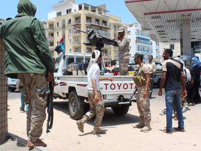 Fuerzas leales al presidente yemen&iacute;, Abdrabbo Mansur Hadi, montan guardia este lunes en la ciudad de Ad&eacute;n.
