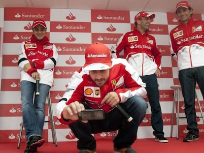 Fernando Alonso junto a sus compa&ntilde;eros de Ferrari Felipe Massa, Marc Gen&eacute; y Pedro Mart&iacute;nez de la Rosa, en marzo de 2013.