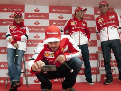 Fernando Alonso junto a sus compa&ntilde;eros de Ferrari Felipe Massa, Marc Gen&eacute; y Pedro Mart&iacute;nez de la Rosa, en marzo de 2013.