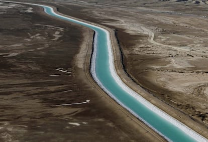 Vista aérea de un canal artificial, a lo largo de una de las orillas del Mar Muerto.