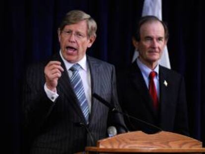 En la imagen, el abogado Theodore Olson (i). EFE/Archivo