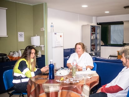 De izquierda a derecha, la enfermera Carla Montero, la doctora Inmaculada Plaza y el celador Carlos Blas cenan en la sala de reuniones del Punto de Atención Continuada de García Noblejas, el pasado jueves.
