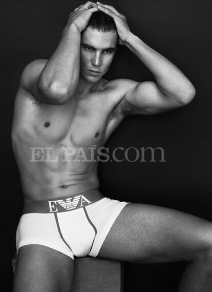 Rafael Nadal se ha convertido en la nueva imagen del diseñador italiano Giorgio Armani para la primera-verano 2011.