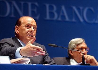 El primer ministro italiano, Silvio Berlusconi, se dirige a los banqueros en una reunión celebrada ayer en Roma.