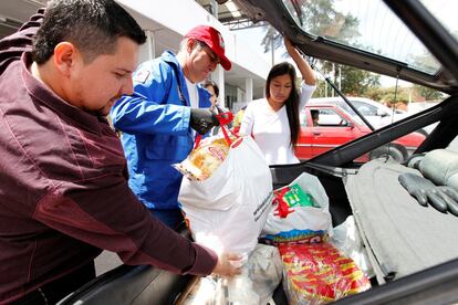 Un grupo dona comida a las víctimas de la ciudad de Mocoa (Colombia), devastada por las inundaciones del pasado 1 de abril.