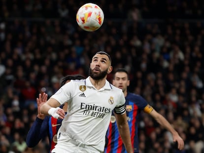 Benzema, delante de Koundé, durante el clásico del jueves en el Bernabéu.