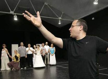 Laurence Boswell, durante uno de los ensayos de 'El perro del hortelano'.
