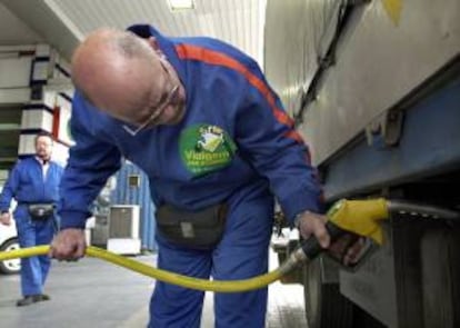 Un empleado llena el depósito de un camión con combustible biodiesel. EFE/Archivo