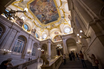 Escalera principal del Palacio Real, diseñada por Sabatini en 1760 y reformada durante los primeros años del reinado de Carlos IV. Para su construcción se emplearon los mismos materiales que para otras estancias del recinto, como mármol y granito.