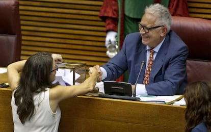 Fernando G. Delgado saluda a M&ograve;nica Oltra desde la presidencia de la Mesa de las Cortes.