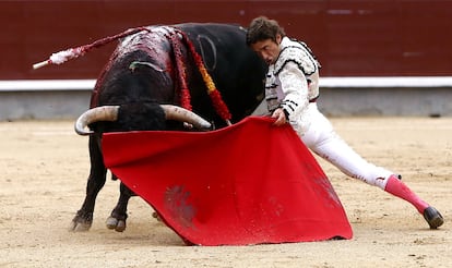 Fernando Robleño, en la faena de su primer toro. Compartió cartel con los diestros Serafín Marín y Luis Bolívar, con toros de la ganadería Baltasar Ibán.