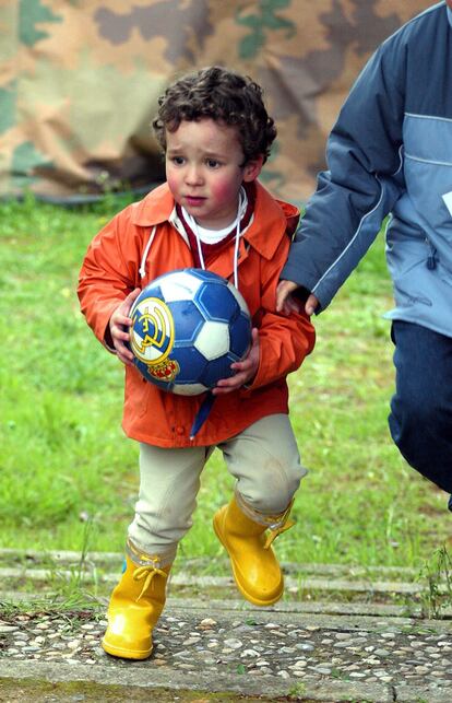 Inquieto y travieso desde pequeño, Felipe Froilán en una imagen tomada en Madrid cuando tenía tres años. Su madre, como su tía la infanta Cristina, dejaron de ser Familia Real para convertirse solo en familia del rey cuando don Juan Carlos abdicó y su hijo fue coronado con el nombre de Felipe VI.