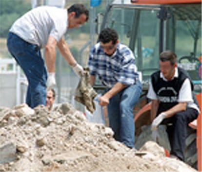 Tres agentes extraen restos del cadáver del atracador asesinado hace 10 años.