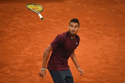 El tenista canadiense Nick Kyrgios lanza su raqueta durante el partido frente al japonés Kei Nishikori en el torneo Madrid Open.