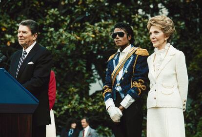 14 de mayo de 1984. Michael Jackson antes de recibir un premio por su contribución a una campaña contra el alcohol al volante junto con el presidente de los Estados Unidos Ronald Reagan y su mujer Nancy, en la Casa Blanca.