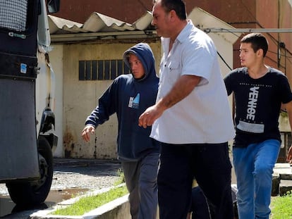 Uno de los detenidos (izquierda) por la presunta violación de una menor es trasladado a los tribunales de Mar del Plata, en la provincia de Buenos Aires