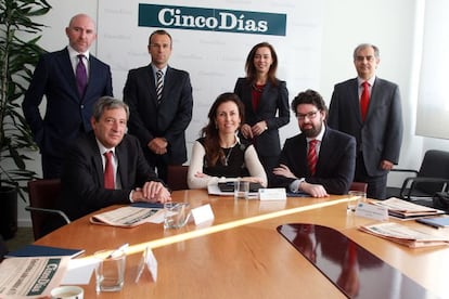 De pie: José María Vallejo, director de asesoría fiscal de BBVA; David Gutiérrez, director de impuestos de Acciona: Carolina del Campo, socia del área de fiscalidad internacional de KPMG, y Alberto Martín, director de impuestos de Cepsa. Sentados: Luis Trives, vicepresidente de impuestos de Grupo Meliá; María José Leal, directora de estructura financiera de Prosegur, y Carlos Marín Pizarro, socio responsable de fiscalidad internacional de KPMG.