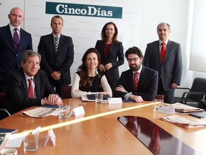 De pie: José María Vallejo, director de asesoría fiscal de BBVA; David Gutiérrez, director de impuestos de Acciona: Carolina del Campo, socia del área de fiscalidad internacional de KPMG, y Alberto Martín, director de impuestos de Cepsa. Sentados: Luis Trives, vicepresidente de impuestos de Grupo Meliá; María José Leal, directora de estructura financiera de Prosegur, y Carlos Marín Pizarro, socio responsable de fiscalidad internacional de KPMG.