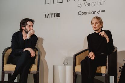 La escritora estadounidense Siri Hustvedt con el director de 'Vanity Fair España', Alberto Moreno, en el hotel Ritz, la tarde de este miércoles.