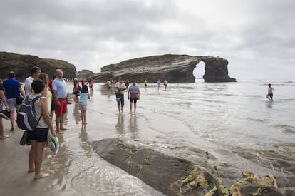 Turistas en la playa de As Catedrais de Ribadeo (Lugo).