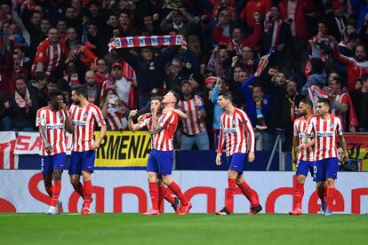 Los jugadores del Atlético celebran el gol de Saúl.