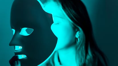 Artículo de EL PAÍS Escaparate sobre mascarillas faciales LED que tratan los signos de la edad.