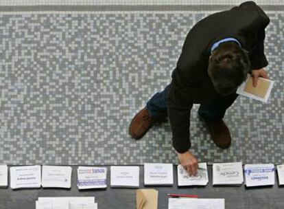 Un ciudadano recoge la papeleta de voto en un colegio electoral de París.