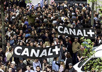 Manifestación de los trabajadores de Canal Plus ante la sede parisiense de Vivendi.