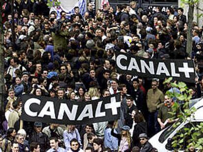 Manifestación de los trabajadores de Canal Plus ante la sede parisiense de Vivendi.