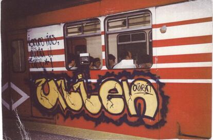 La firma de Alien en un vagon del metro.
