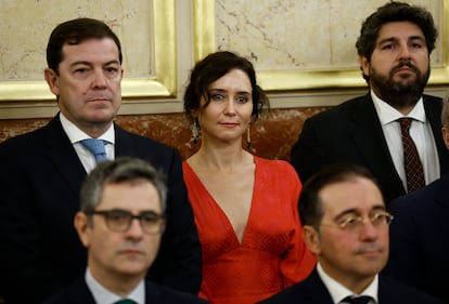 Los presidentes autonmicos, desde la izquierda, en la segunda fila, Alfonso Fernndez Ma?ueco (Castilla y Len), Isabel Daz Ayuso (Madrid) y Fernando Lpez Miras (Murcia). En primer trmino, los ministros, Flix Bola?os, ministro de la Presidencia, y Jos Manuel Albares, ministro de Exteriores.