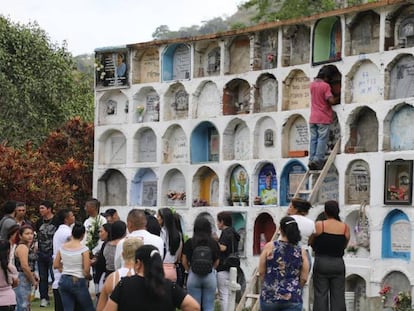 El sepelio de un cuerpo identificado por la JEP en el cementerio de Dabeiba, Antioquia, en febrero de 2020.