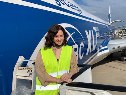 Isabel Díaz Ayuso recibe en el aeropuerto de Barajas un avión con material sanitario, en abril de 2020 en Madrid.