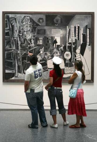 Visitantes del Museo del Prado observan una de las obras de Picasso expuestas en la exposición.
