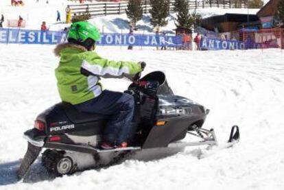 Moto de nieve infantil en Sierra Nevada.