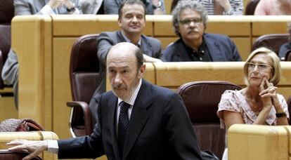 El líder del PSOE Alfredo Pérez Rubalcaba durante su intervención en el pleno del Congreso celebrado hoy en el Senado.