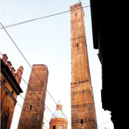 Las torres Asinelli y Garisenda, en el centro histórico de Bolonia (Italia).