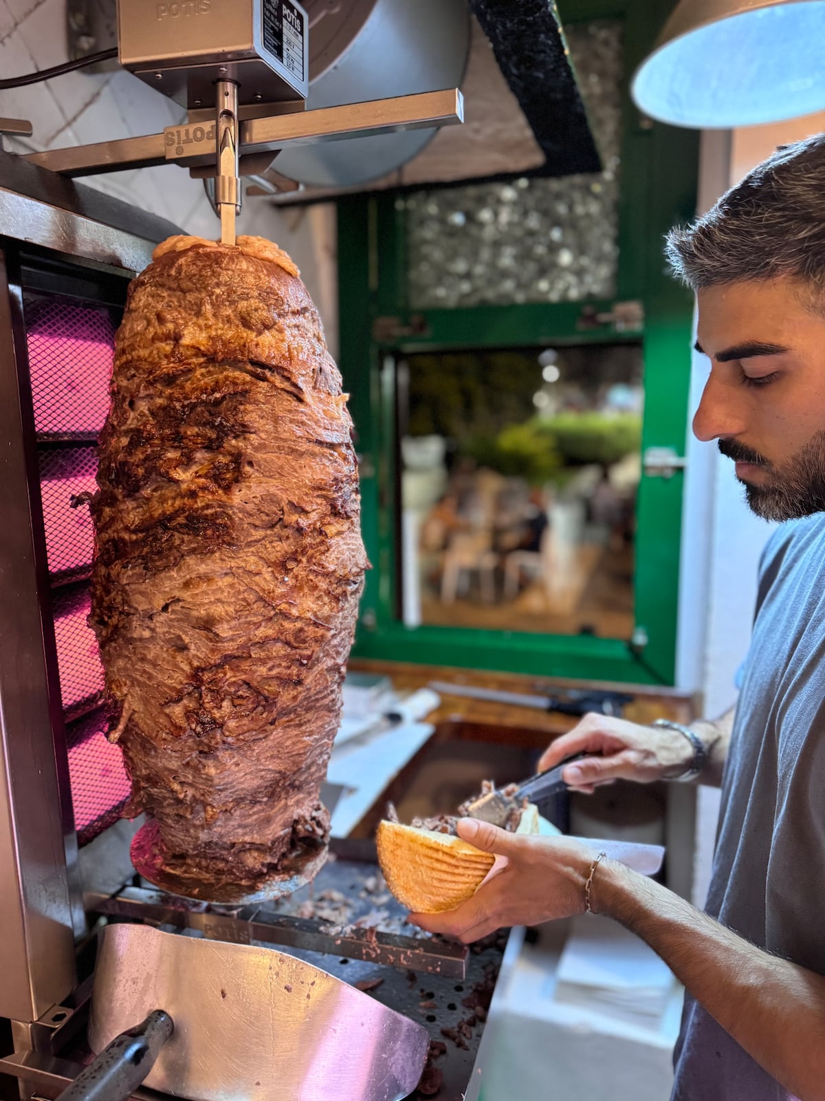 El kebab artesanal que abrieron un disidente iraní y una profesora alicantina