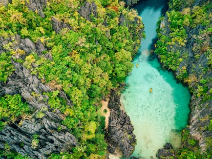 Palawan (Filipinas). Palawan es la isla principal del archipiélago del mismo nombre, el grupo de islas situado más al oeste en Filipinas. De buen tamaño, se alarga unos 650 kilómetros de norte a sur hasta rozar los primeros islotes del Borneo malayo. Con playas sublimes, formaciones kársticas de rocas que emergen entre el agua cristalina y maravillosos fondos para bucear, el pequeño archipiélago Bacuit en el municipio de El Nido es uno de los lugares más hermosos del sudeste asiático. La mayoría de los viajeros elige la mitad septentrional de Palawan —desde la capital Puerto Princesa hacia el norte—, donde se hallan los enclaves más conocidos, además de El Nido: Sabang o Port Barton. Hacia el sur es un viaje ideal para los más aventureros, debido a su agreste topografía y a la escasa infraestructura hotelera. La época ideal para viajar aquí es entre diciembre y abril, estación seca y sin rastro de tifones.