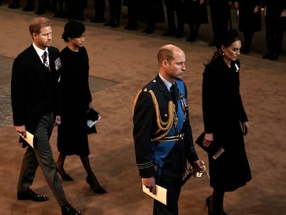 El príncipe Enrique y Meghan Markle caminan detrás de Guillermo de Inglaterra y Kate Middleton por el pasillo de la abadía de Westminster, el pasado 14 de septiembre, durante el funeral de su abuela, la reina Isabel II.