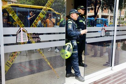 Integrantes de la Policía custodian la entrada del edificio donde funciona la revista Semana, en Bogotá, el 29 de septiembre de 2023.