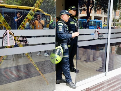 Integrantes de la Policía custodian la entrada del edificio donde funciona la revista Semana, en Bogotá, el 29 de septiembre de 2023.