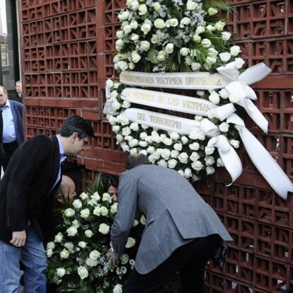 Ofrenda floral del Parlamento vasco, ayer en Vitoria.