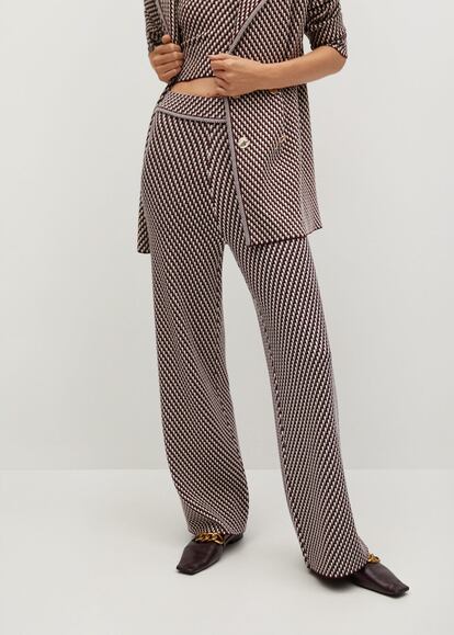 Si lo tuyo es la inspiración setentera, te encantarán entonces estos pantalones de estampado geométrico que además, gracias al estar confeccionados en punto son súper cómodos. Son de Mango y cuestan 39,99€.