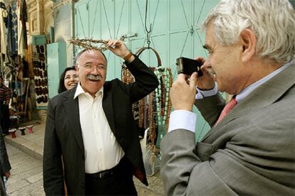 Maragall toma una foto a un Carod Rovira con corona de espinas durante su visita a la parte antigua de Jerusalén.