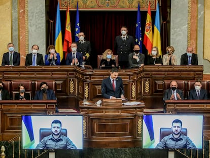 El presidente del Gobierno, Pedro Sánchez, interviene en el hemiciclo del Congreso de los Diputados este martes. En las pantallas, el presidente ucranio, Volodímir Zelenski.