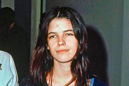 Leslie Van Houten, en una imagen de 1971, dentro de la prisión.