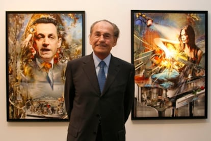 Pal Sarkozy, padre del presidente francés Nicolas, posa ante dos retratos del hijo y de su esposa, Carla Bruni.
