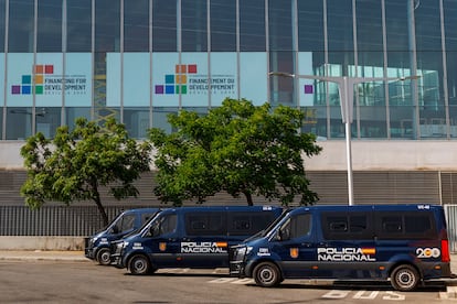 Furgones de la Policía Nacional junto al Palacio de Congresos FIBES de Sevilla, donde se desarrolla desde este lunes la IV Conferencia Internacional sobre Financiación para el Desarrollo de Naciones Unidas.