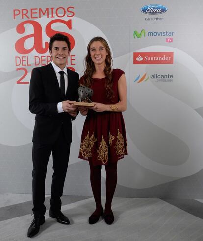 Marc Márquez y Marta Ortega, tres veces campeona del mundo de pádel con 16 años, posan con el galardón que otorga el diario 'As'.